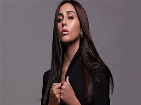 دينا لم يكسرها الانفصال، ولم يضعفها ولم يُطفيها، بل زادها اصراراً على النجاح لتثبت أن حياتها لا تقف على رجل رحل عنها أو رحلت عنه، حتى وإن كان. دينا الشربيني تظهر منفردة على "البوستر" الرسمي لمسلسل "قصر ...