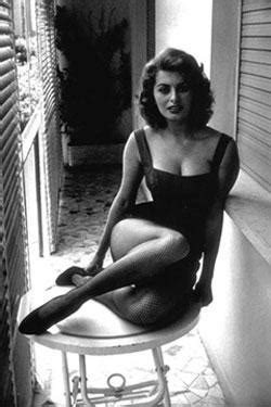 And she definitely is as she ages! How Retro.com: Sophia Loren Style
