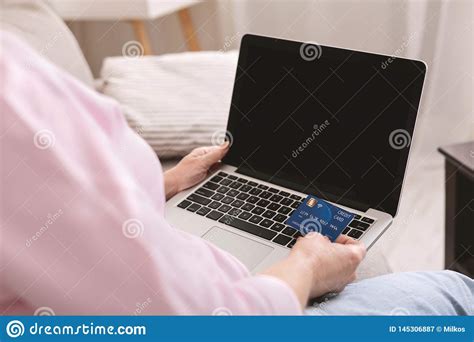 Enter your card number using your phone's keypad and any other identifying numbers (like the last four digits of your social security number or your billing zip code) and follow the prompts to hear. Woman Check Her Credit Card Balance Via Application Stock Image - Image of ebanking ...