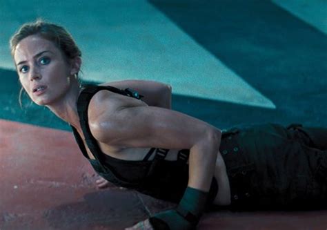 Edge Of Tomorrow Pics Show Off Tom Cruises Exoskeleton And Emily Blunt