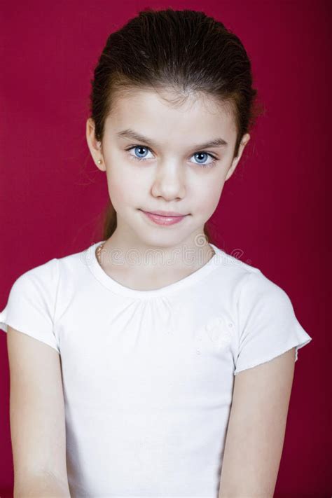 Retrato Da Menina Loura Pequena Bonita Do Russo Foto De Stock Imagem