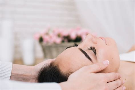 Mulher Recebendo Relaxante Facial Massagem Foto Grátis