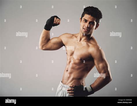 Retrato Del Hombre Muscular Tirando De Su Bíceps Para Lucirse Los