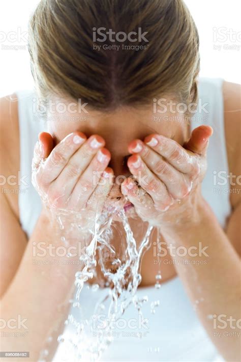 아름 다운 젊은 여자 집 욕실에서 물이 튀는 그녀의 얼굴을 씻 세안에 대한 스톡 사진 및 기타 이미지 세안 물 여자