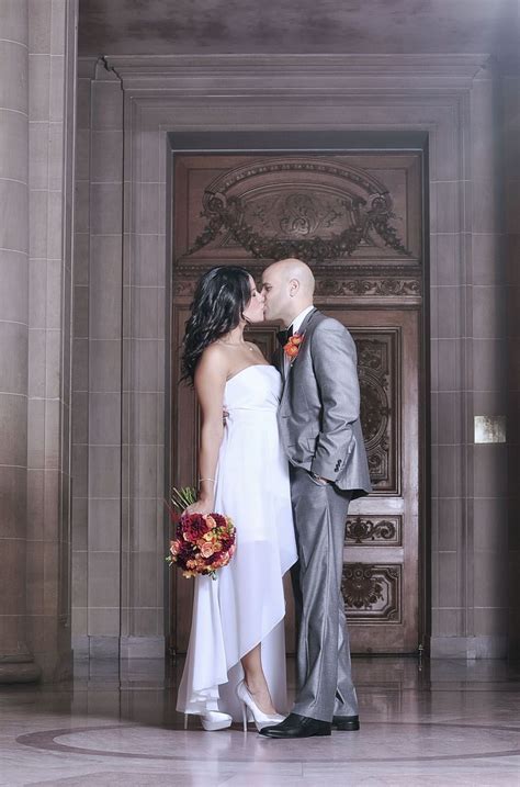 We share the best san fran sample sales, shopping events and exhibitions. San Francisco courthouse wedding..love her dress ...