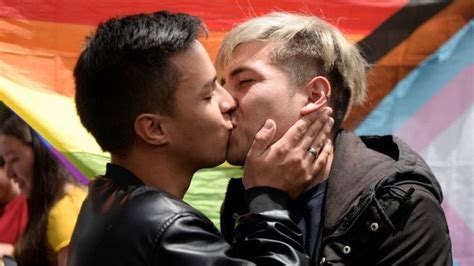 Colombians Hold Kiss A Thon In Support Of Gay Couple Bbc News