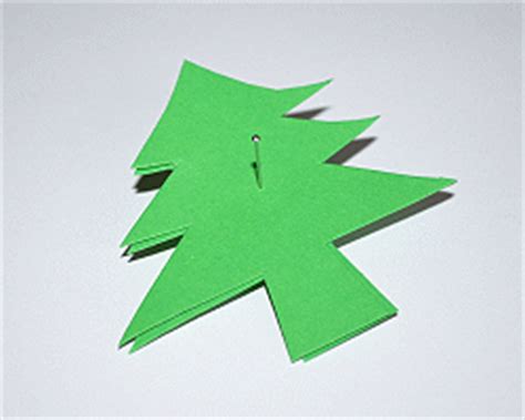Eine bewertung und für beliebt befunden. Tannenbaum aus Karton basteln