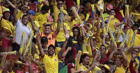 Hinchas Colombianos Se Acercaron A El Campín Para Animar A La Selección
