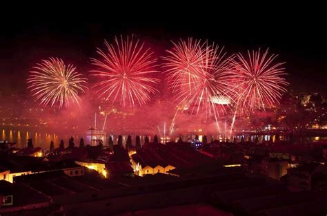 Ponte sao joao spänner över floden douro, och länkar vila nova de gaia med porto. Viver a noite de São João no Porto como um tripeiro (um ...