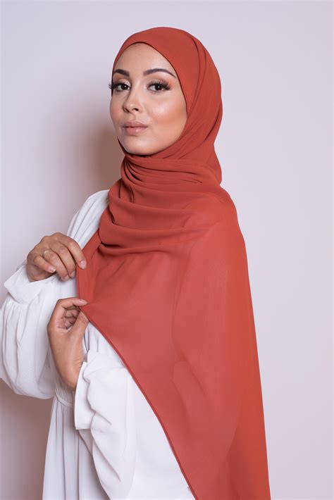 In other words, hijab is called clothing that is designed to hide a woman's face and body from prying eyes. Hijab mousseline epice - Jennah Boutique