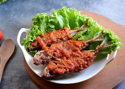 Jika semua bahan sudah matang dan bumbu meresap, angkat lele bumbu balado kemudian sajikan. Resep Ikan Bumbu Balado