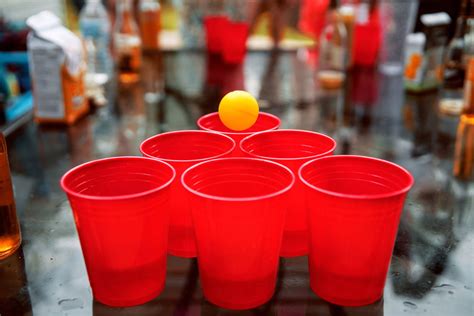 La ruleta, un juego que nos acompaña desde hace siglos y del que se siguen sumando adeptos, por la emoción que supone, la aleatoriedad de sus resultados, como jugara a los naipes. 10 Juegos para tomar alcohol - Juegos para fiestas