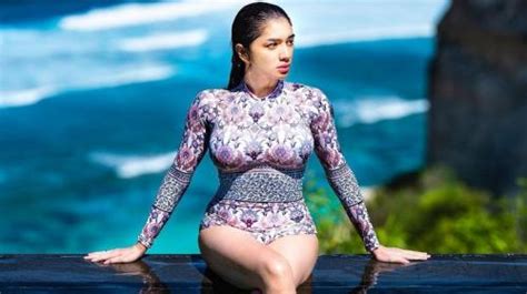 Seksinya Angel Karamoy Pakai Baju Renang Hot Mama Bikin Netizen Salfok Okezone Lifestyle