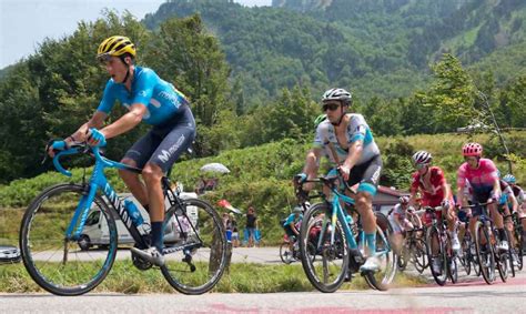 Als een slangenmens kronkelde caleb ewan naar de zege. tour de france movistar peloton cyclisme 2019 filip ...