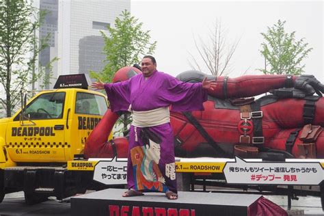 Slideshow Estátua Gigante De Deadpool Chega Ao Japão Com Ajuda De