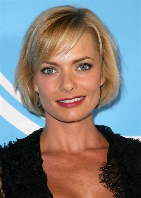 Spice things up with a shorter length for a sexy, lighter hairstyle. Jaime Pressly short blonde bob hairstyle - Hairstyles Weekly