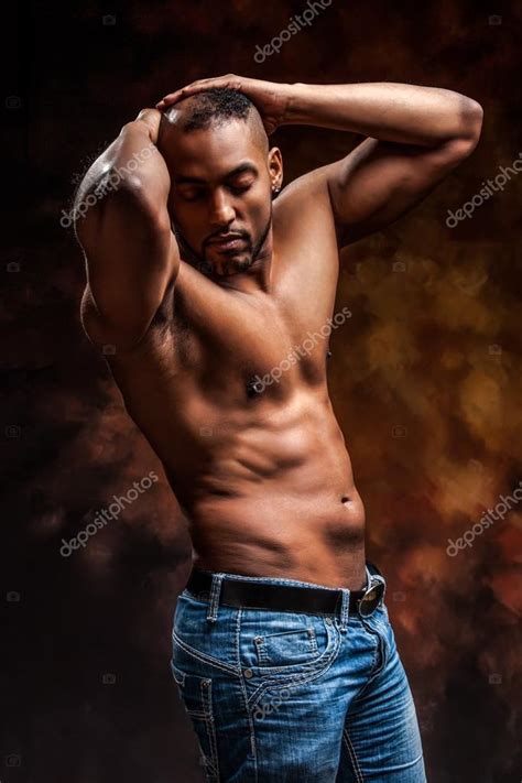 Hombre desnudo con cuerpo perfecto posando en jeans fotografía de stock Meggan