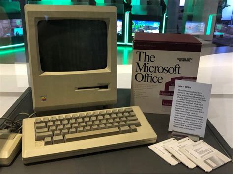 Theres A Very Good Reason Why Microsoft Has An Original Apple