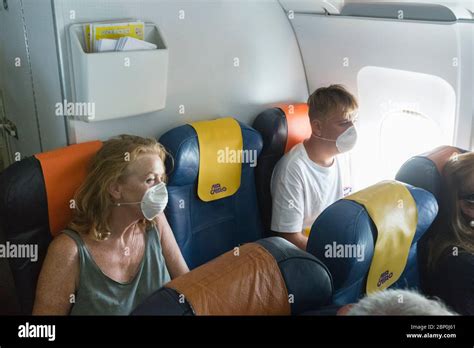 Empty middle seat airplane hi-res stock photography and images - Alamy
