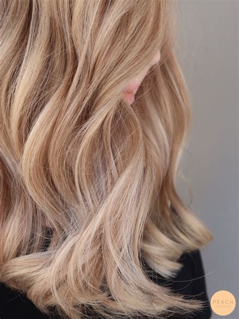 Ljusa Slingor Med Lowlights Och Root Shadow Blonde Hair Inspiration