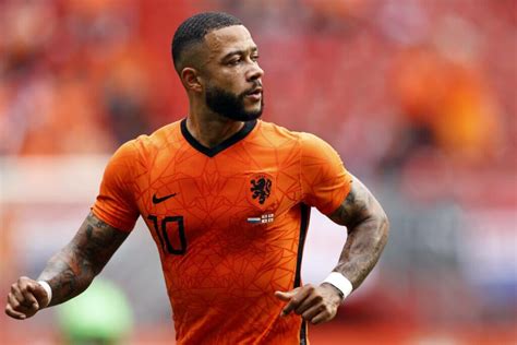 An assumption that the player himself confirmed: Tottenham eye move for Barcelona target Memphis Depay ...