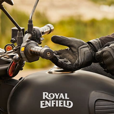 The royal enfield classic chrome is based on the classic 500 with a rather generous dose of chrome. Classic 500 Stealth Black - Colours, Specifications ...