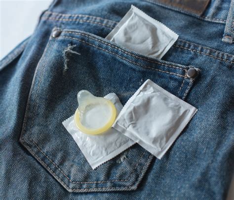Come Indossare Un Preservativo Guida Passo Passo Alluso Corretto Del Preservativo Maschile