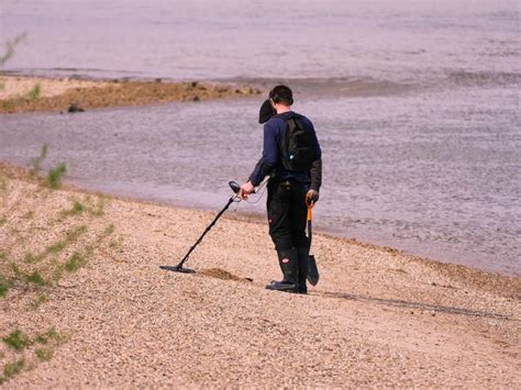 Best gold metal detectors are made with enhanced signals that are meant to find even half a grain size of gold in the field. Best Metal Detectors for Gold Nuggets - All Geek To Me