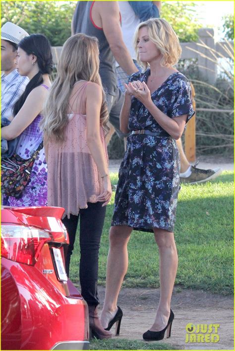 Photo Sarah Hyland Julie Bowen Hide Tree Modfam Filming 04 Photo