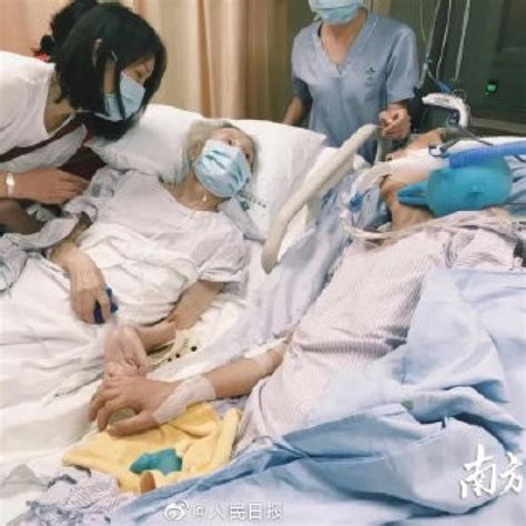 Photos Of Elderly Chinese Womans Hospital Reunion With Dying Husband