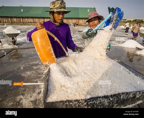 Na Khok Samut Sakhon Thailand Th Mar Burmese Migrant Workers Load Salt Into A