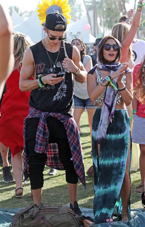 Vanessa Hudgens Y Austin Butler En El Festival De Coachella Foto En Bekia Actualidad