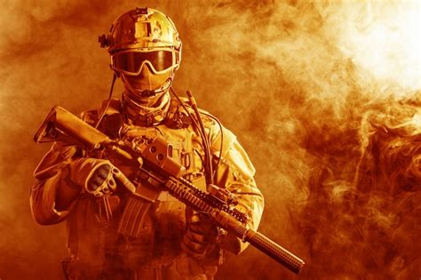 Soldado De Las Fuerzas Especiales En El Fuego Foto Premium