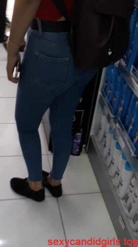 candid booty in tight blue jeans grocery store creepshot sexy candid girls