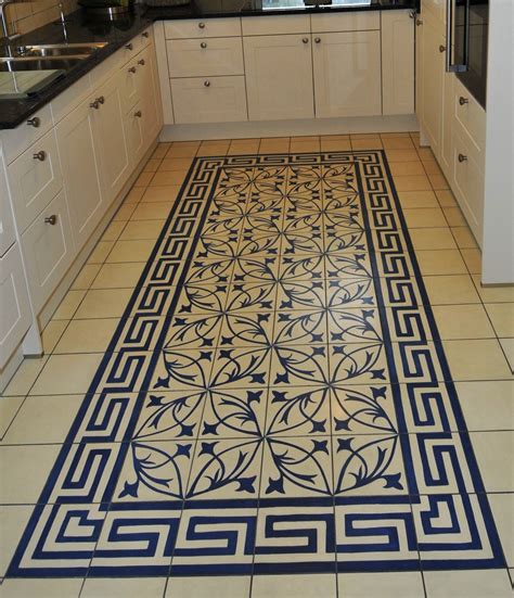 Lediglich in den letzten jahren zeichnet sich ein kleiner trend zu den üppigen art deco und jugendstil gestaltungen ab. Fliesen für den Boden: Traditionelle Muster liegen im ...