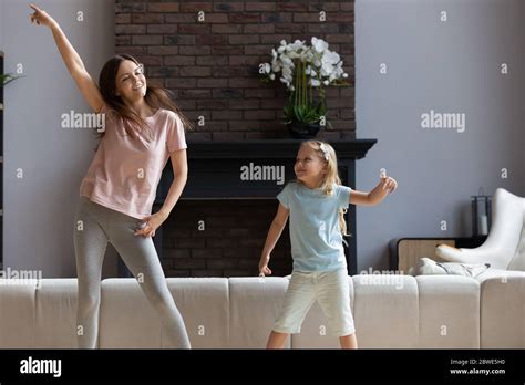 Mama E Hija Bailando En Casa Fotos E Imágenes De Stock Alamy