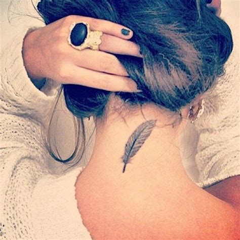 Small Feather Tattoo That Will Make You Want To Get Inked Hals