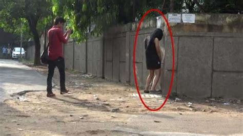 watch video a woman caught peeing on streets indiatv news india tv