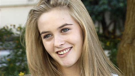 Alicia Silverstone Hilariously Reenacts Clueless Bed Scene With