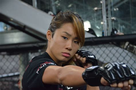 Angela Lee Poses At The Evolve Gym On April 5 2016 Tony Soh Epoch Times Epoch Time Mixed