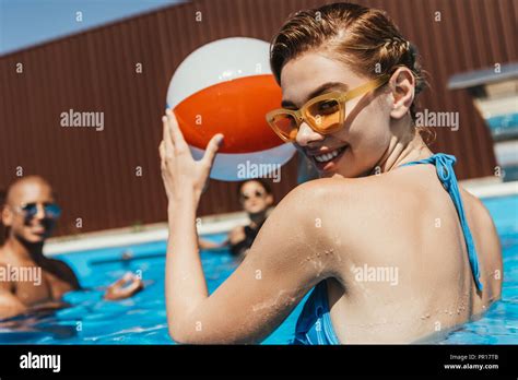 beach ball girl pool fotos und bildmaterial in hoher auflösung alamy