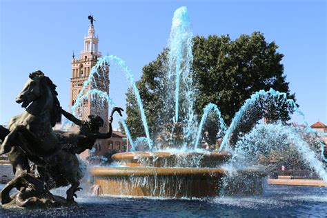 Kansas City Is Flowing Blue Heres How Fountain Dyeing Happens
