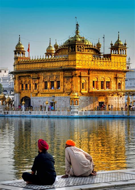 dorado templo amritsar punjab sikh religión sentado agua borde