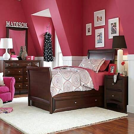 Besides reflecting the teen's interest, a teen bedroom should also be functional for doing studies and you may consider selecting a theme for your teenage bedroom as it keeps you focused and modern bedroom with a white background and turquoise accents. Modern Bedroom Set For Teenage Girls - redboth.com