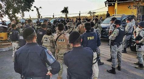 Lázaro barbosa entró en una granja en ceilândia, en el distrito federal (df), y mató a cuchilladas y a tiros a un matrimonio. 'Serial killer do DF': Lázaro invade fazenda, prepara ...