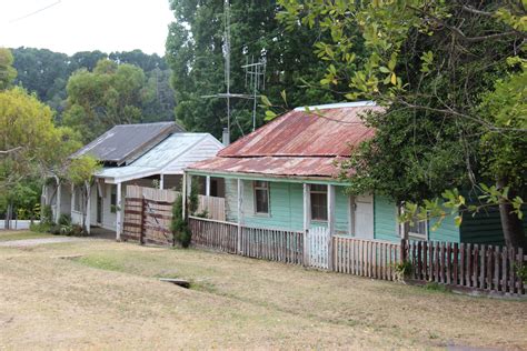 The cottage is located right on the lake and our garden gate accesses the recently refurbished walking and boardwalk around the shoreline. Across from Lake Daylesford - little cottages photo by ...