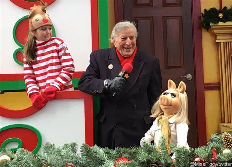 Miss Piggy Saves Tony Bennett's Life at Macy's Thanksgiving Day Parade