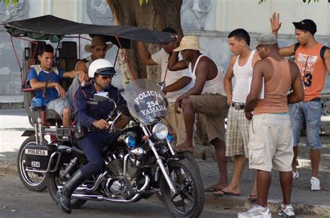 Se Hace Pasar Por Policia En Cuba Y Mira Lo Que Pasó Video