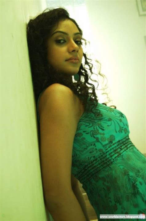 Tamil Cute Actress Rupa Manjari Beautiful Stills Picture