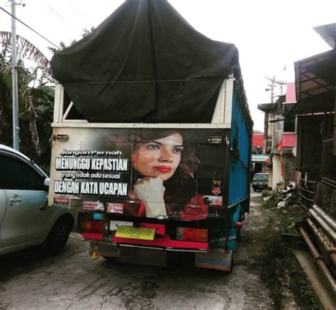 11 Potret Najwa Shihab Di Belakang Truk Ini Bikin Gagal Fokus Ternyata Memang Banyak Penggemarnya~